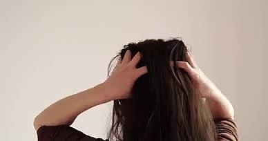 4K挠头头发瘙痒头皮屑疾病困扰情绪低落视频的预览图